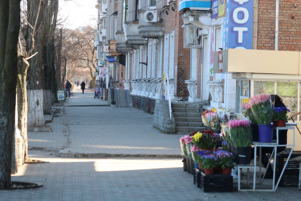 Цветы продают на улице в разных частях города