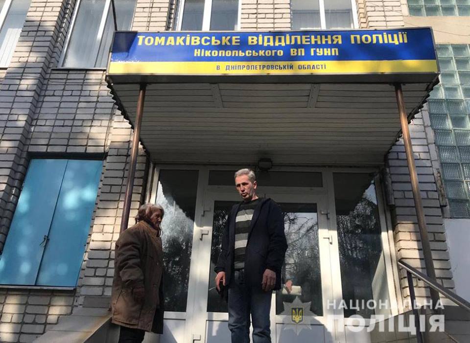 В Томаковке полицейские помогли пенсионерке вернуться домой