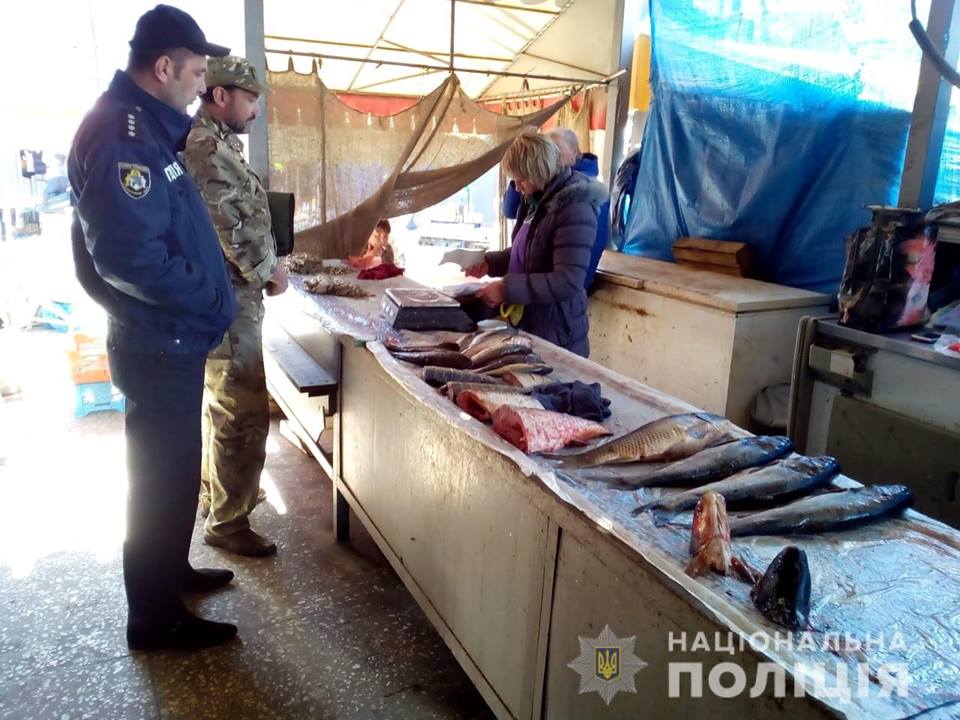 Полиция Никополя проводит рейды на рынках в поисках незаконной продажи рыбы