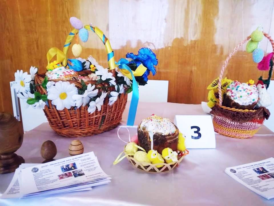 На суд жюри представили торты, пирожные, печенье и пасхальный кулич