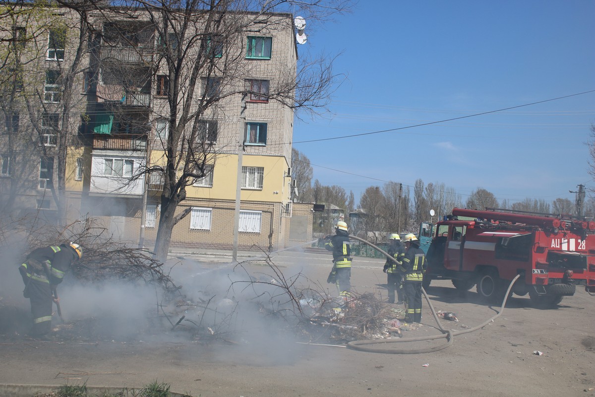 В Никополе на улице Электрометаллургов горела стихийная свалка