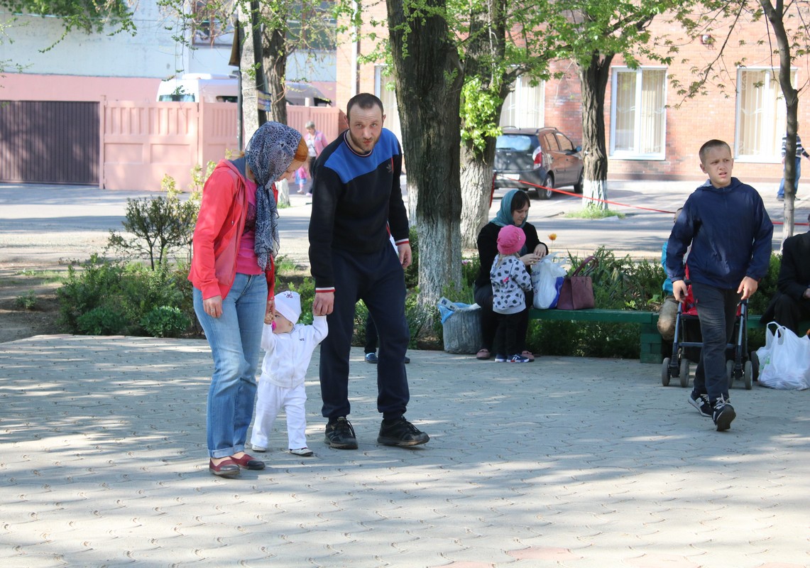 Первые шаги за руку с мамой и папой 