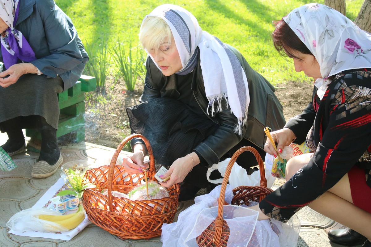 В пасхальных корзина все: от яиц до колбасы и сала