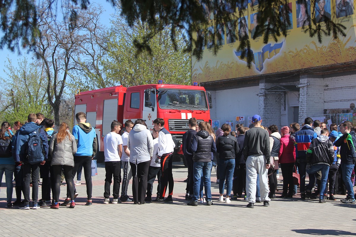 В Никополе школьники попробовали себя в роли пожарных