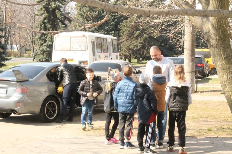 Руслан Олейник в окружении детей 