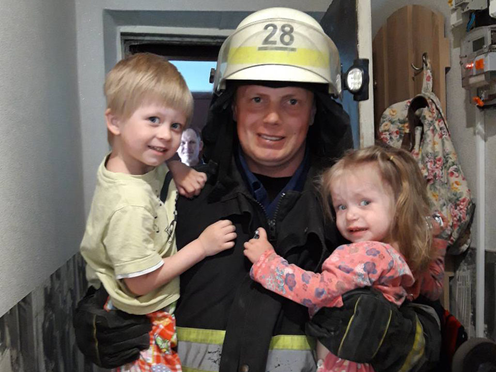 Спасатели открыли входную дверь в квартиру, где были двое малышей, трех и пяти лет