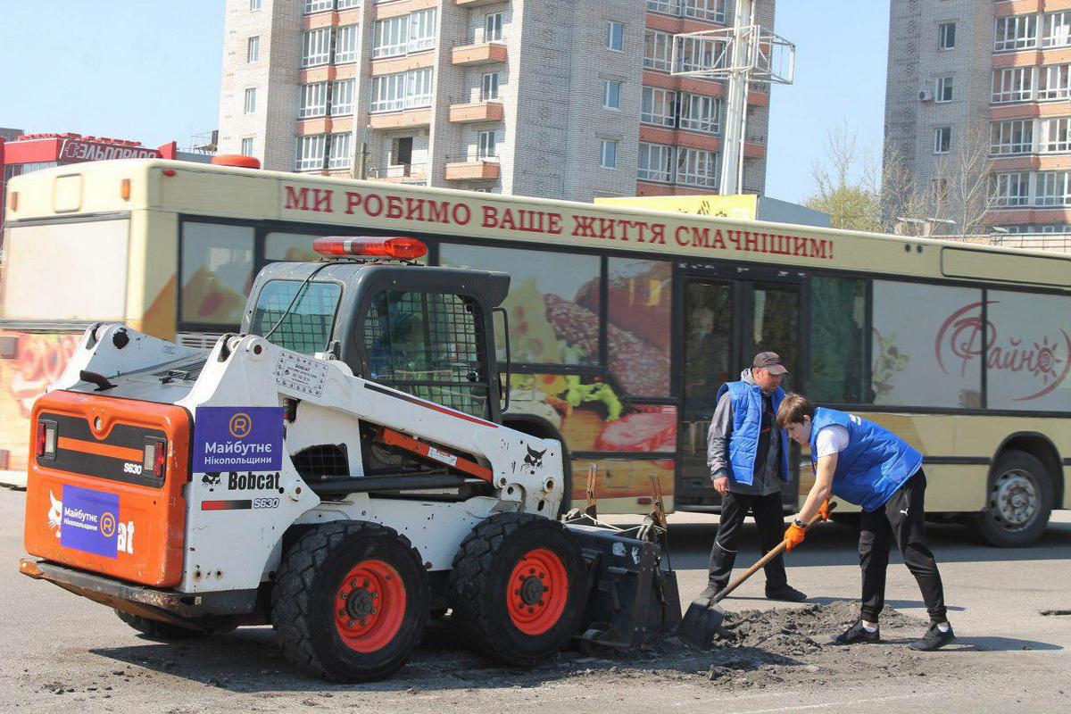 В Никополе Благотворительный фонд "Будущее Никопольщины" ремонтирует дороги