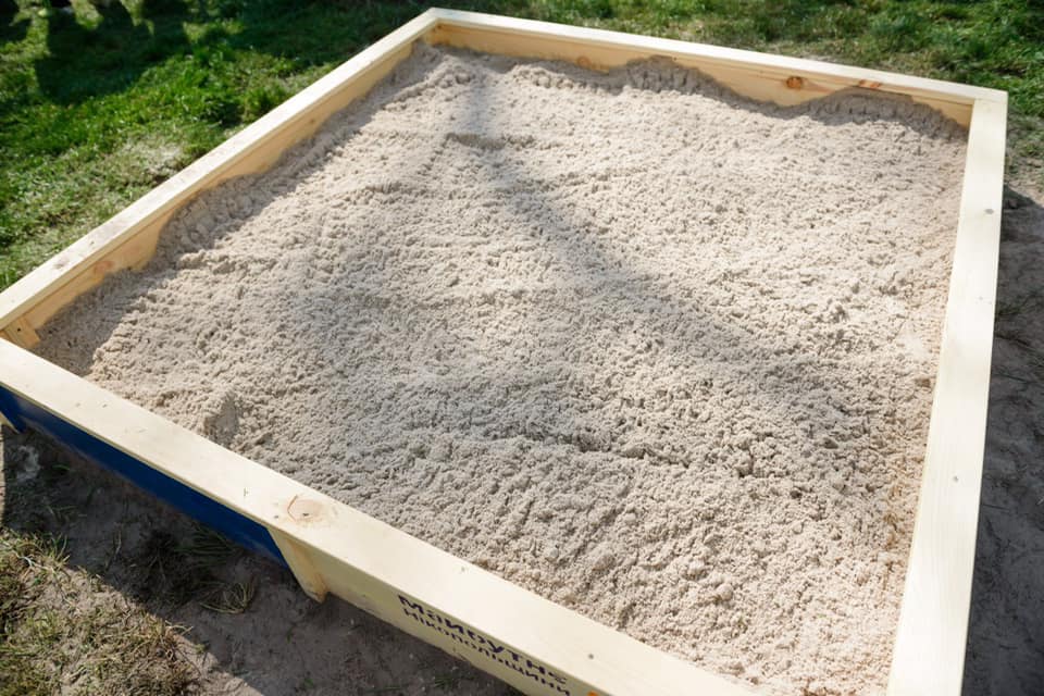 В песочницу завезли чистый песок