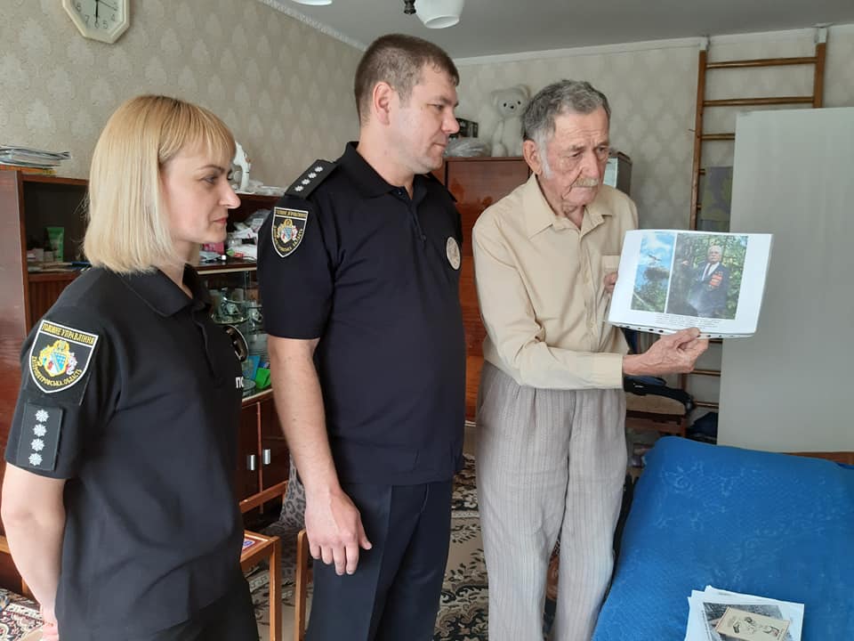 Накануне 9 Мая полицейские Никополя поздравили ветеранов