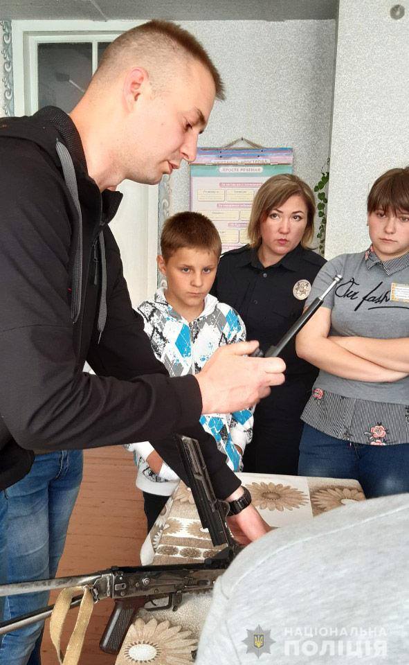 Полицейские Никополя учили школьников обращаться с оружием 