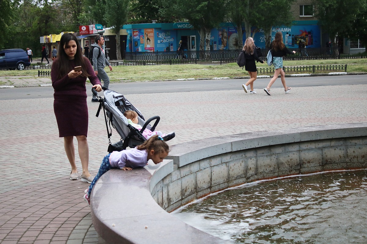 Дети у фонтана 
