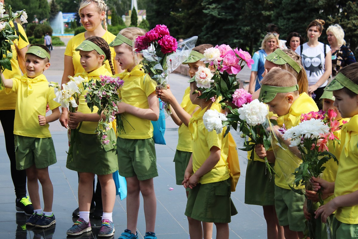 Дети возложили цветы к мемориалу 