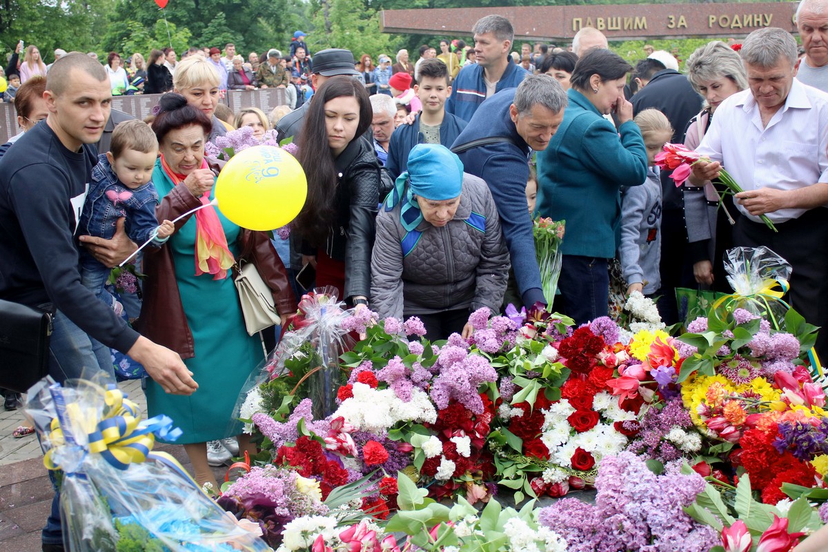 Жители Никополя возложили цветы к вечному огню 