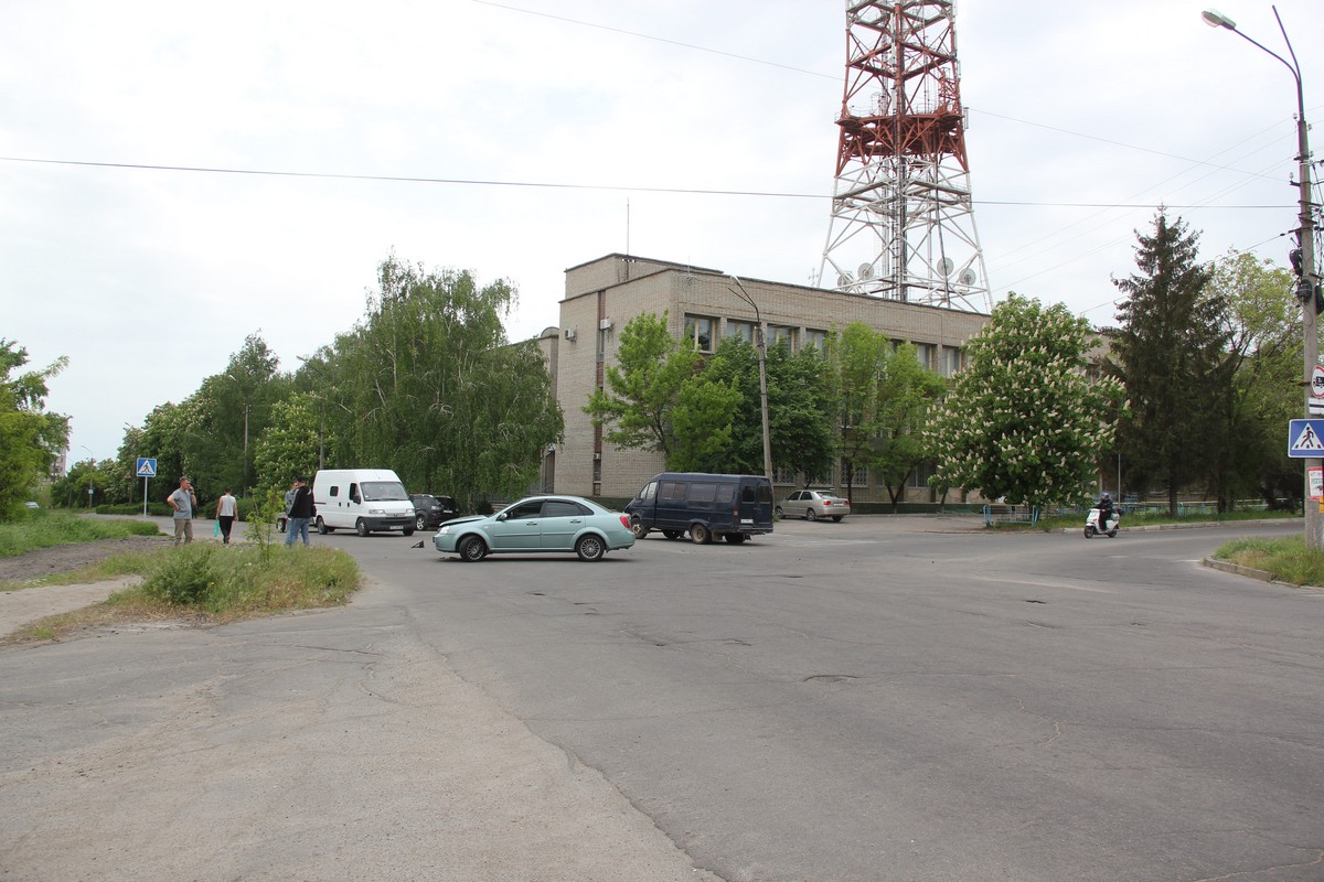 В Никополе на Патриотов Украины столкнулись "ГАЗель" и Chevrolet