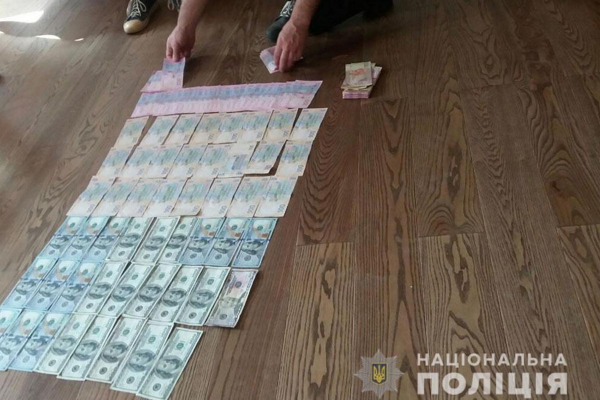 Изъяли деньги полученные преступным путем - 48 тысяч гривен и 2,5 тысячи долларов