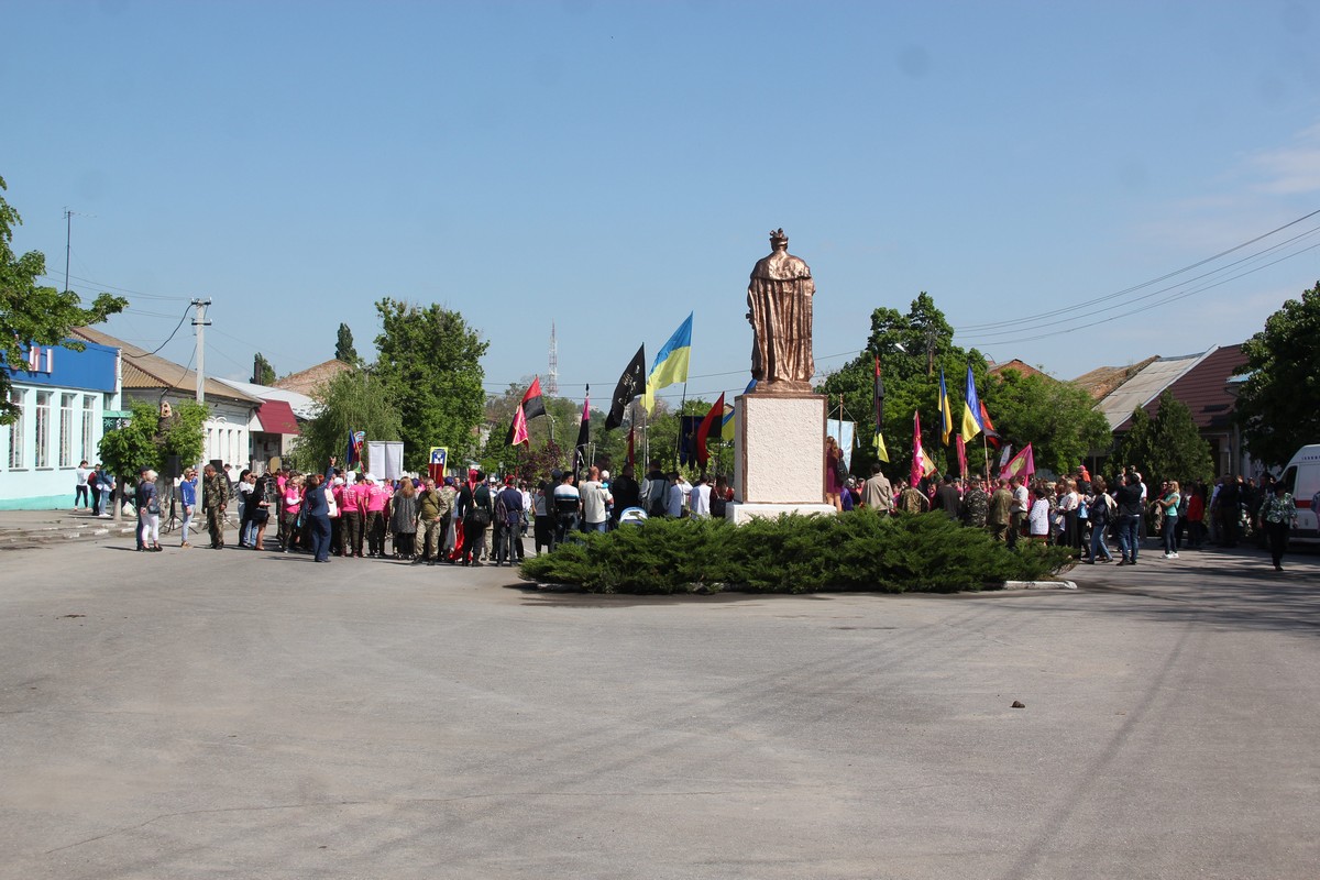 Торжественный круг возле памятника Богдану Хмельницкому
