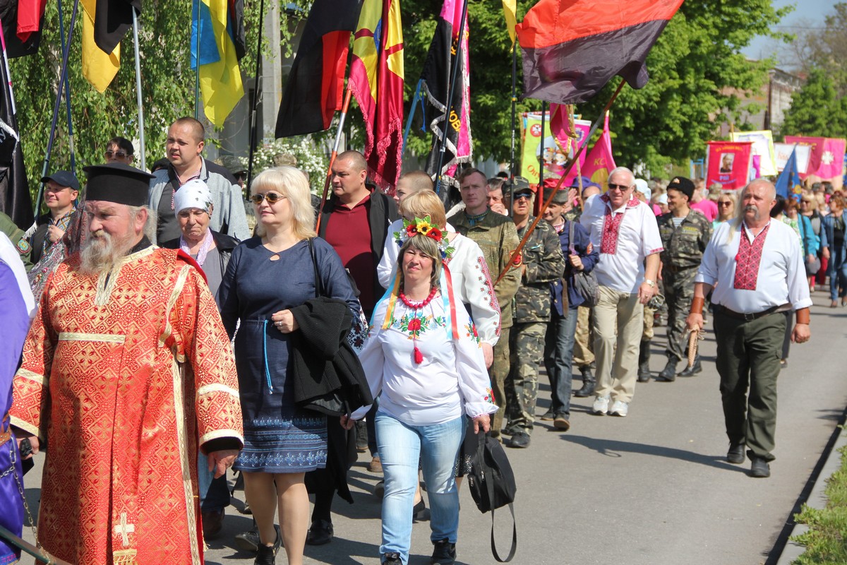 Праздник открыли шествием к памятнику Богдану Хмельницкому