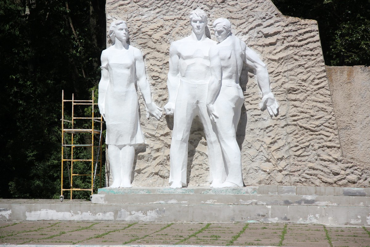 В Никополе ремонтируют памятный знак героям-комсомольцам и подпольщикам