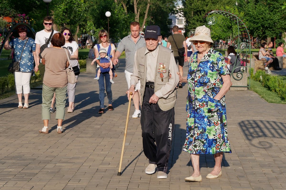Прогуляться в вечернем парке выходят пожилые люди