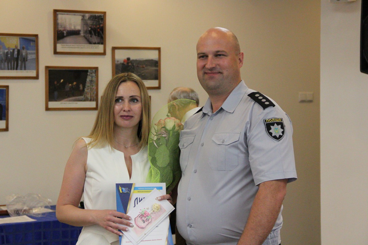 Журналист Информатора Алена Радченко с красивым букетом от правоохранителей и премией