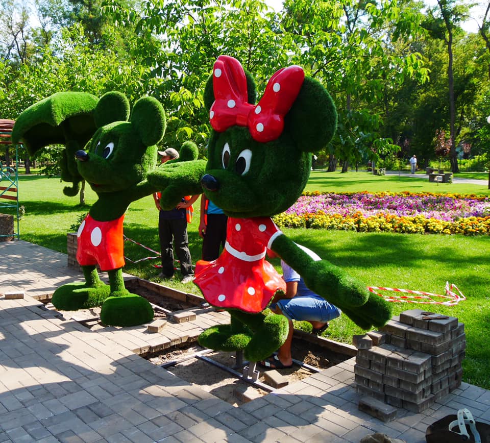 Парк Покрова украсили зеленые Микки и Минни