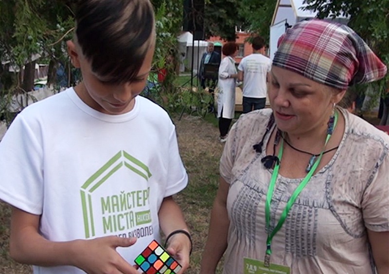 12-летний Матвей и его мать Дарья Постникова во время Форума 