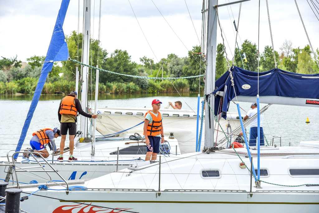 Юные яхтсмены из Энергодара на трех лодках прошли "Казацькими шляхами"