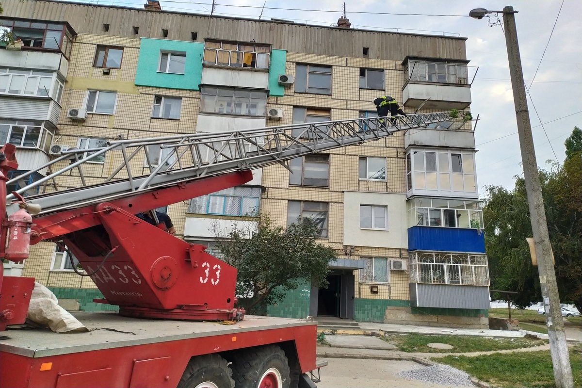 В Марганце спасатели разобрали аварийный балкон с которого сыпалось стекло