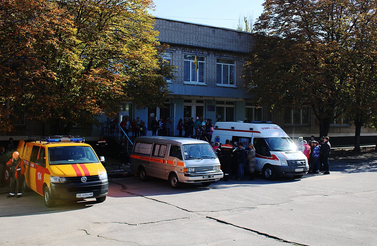 Пожарные, медики, газоспасатели и полиция собрались на во дворе школы № 9