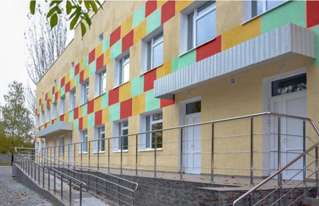 Фасад школы заиграл яркими красками