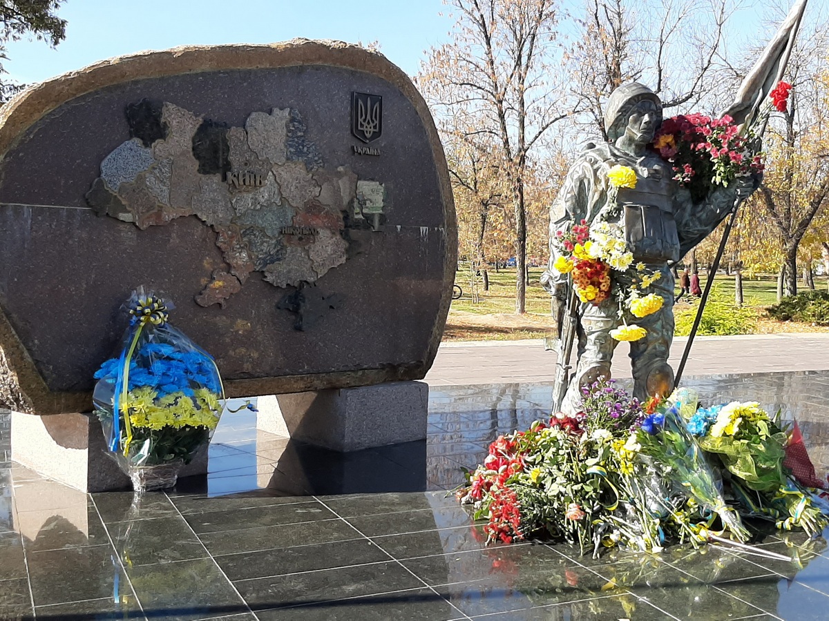 В Никополе возложили цветы к мемориалу "Защитник Украины"