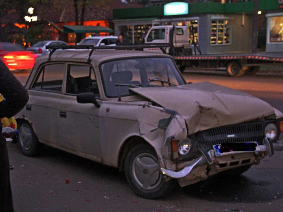 В Никополе на Некрасова автомобиль "ИЖ" зацепил припаркованный Geely