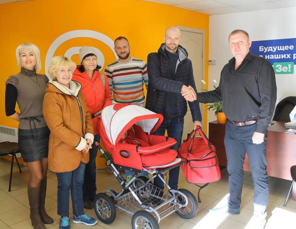 Благотворители подарили детскую коляску семье Москалюк