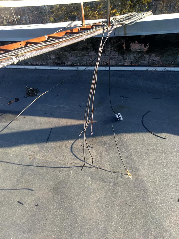 В Никополе на крыше дома по улице Шевченко вырезали интернет-кабель 