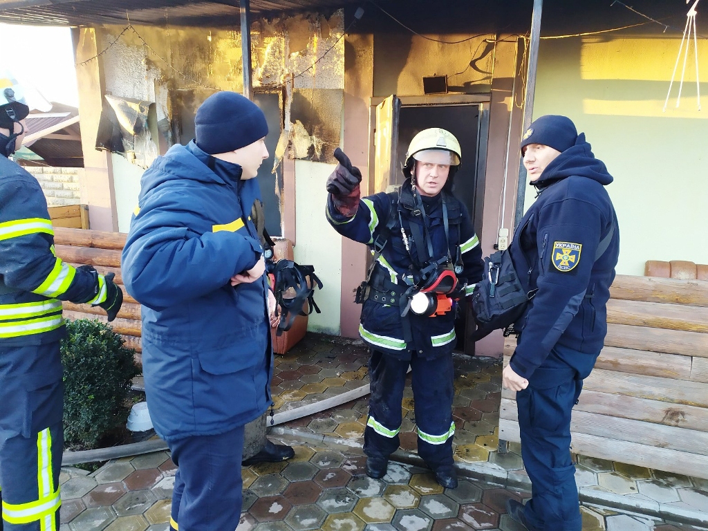 В Марганце горящую сауну тушили 11 спасателей