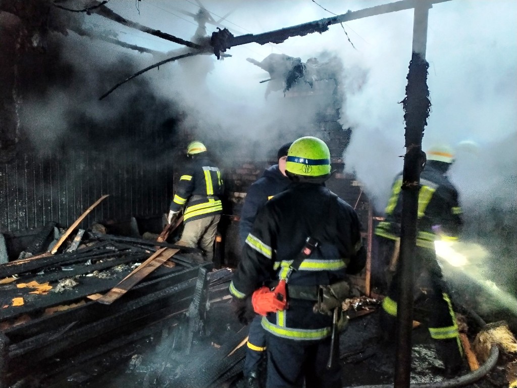 В Марганце горящую сауну тушили 11 спасателей