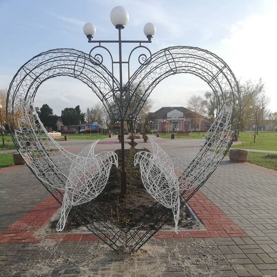 В селе Покровское установили арт-объект "Любовь и голуби"