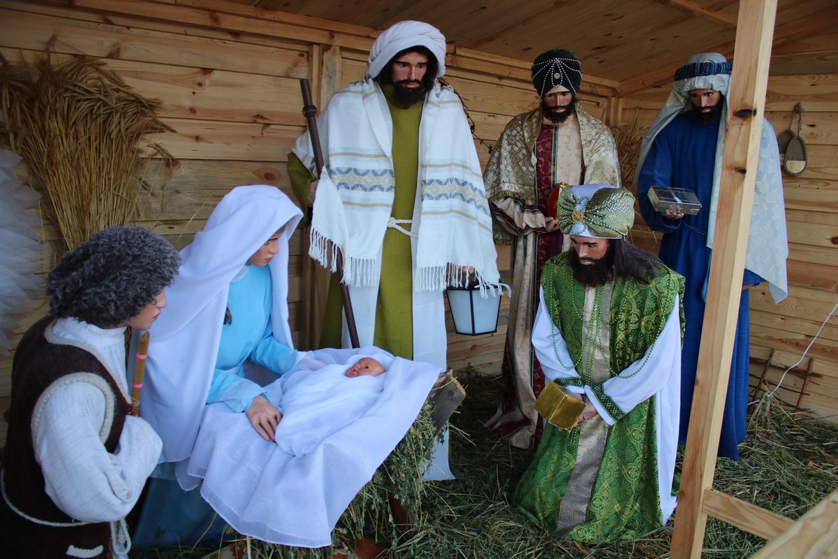 Рождественский вертеп с библейскими персонажами