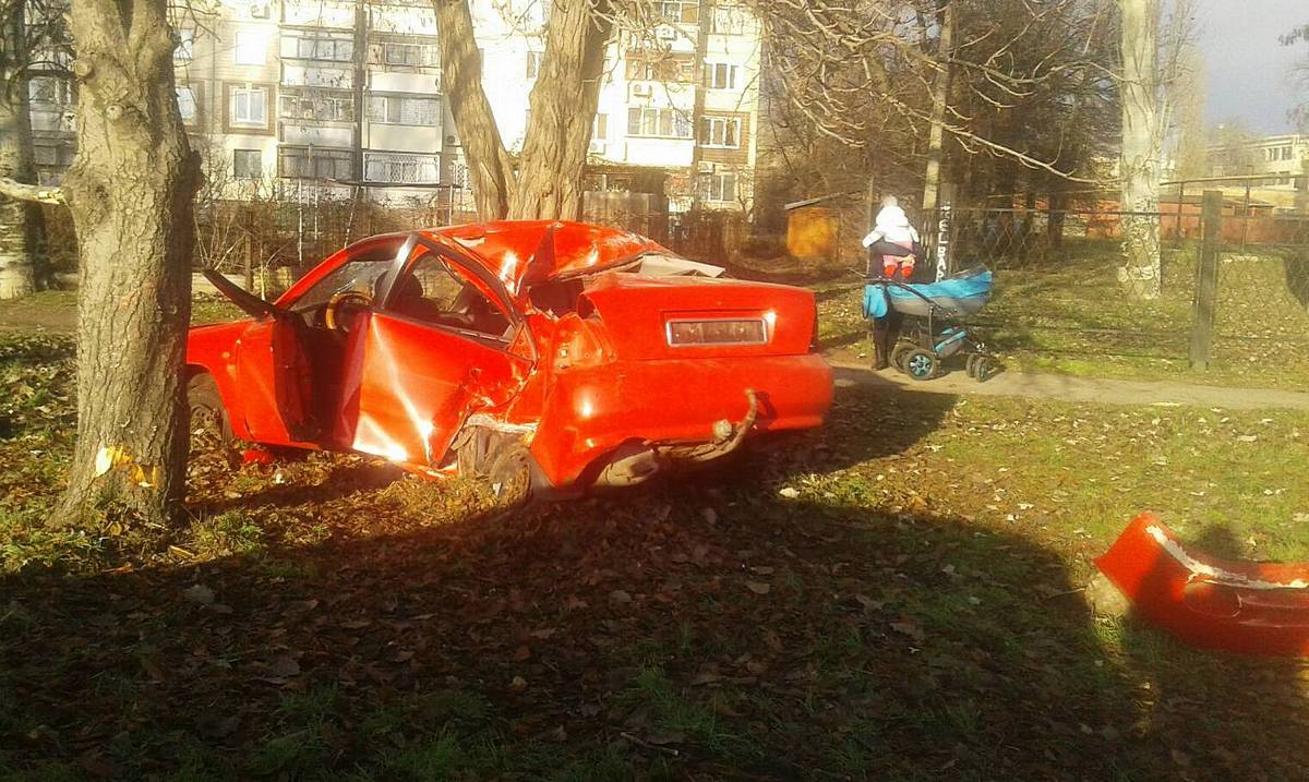 В Никополе на улице Херсонской автомобиль Daewoo Nubira врезался в дерево 