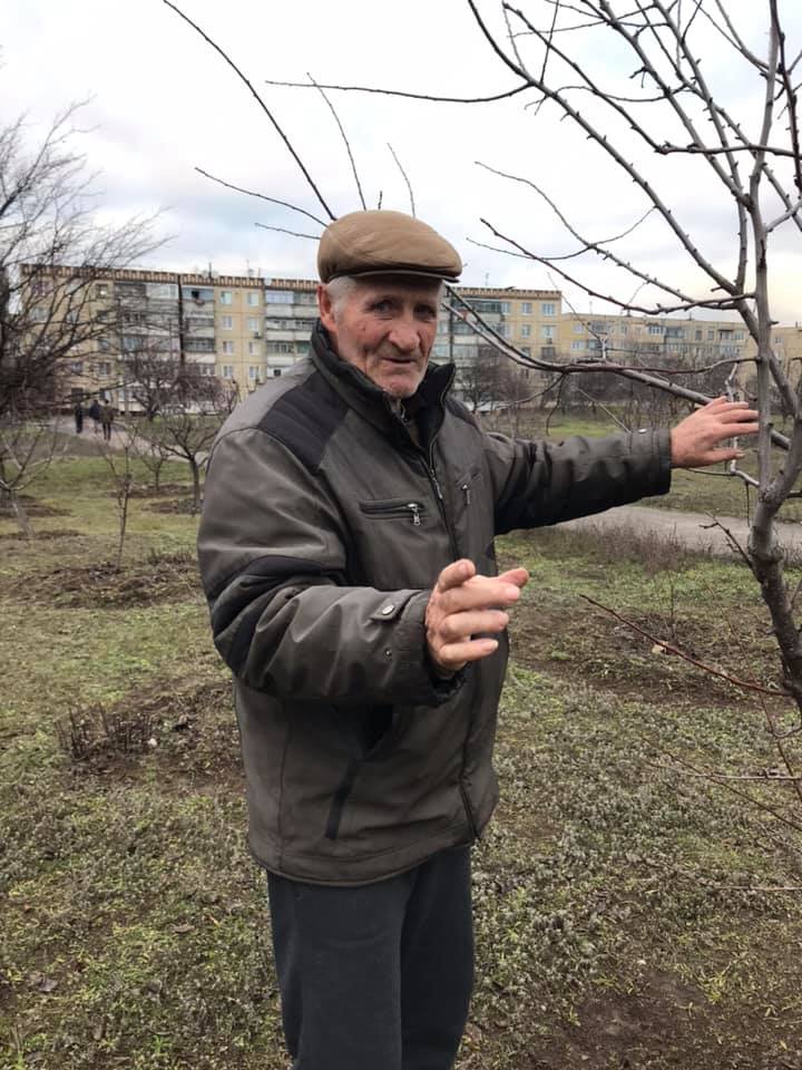 Анатолий ухаживает за фруктовым садом