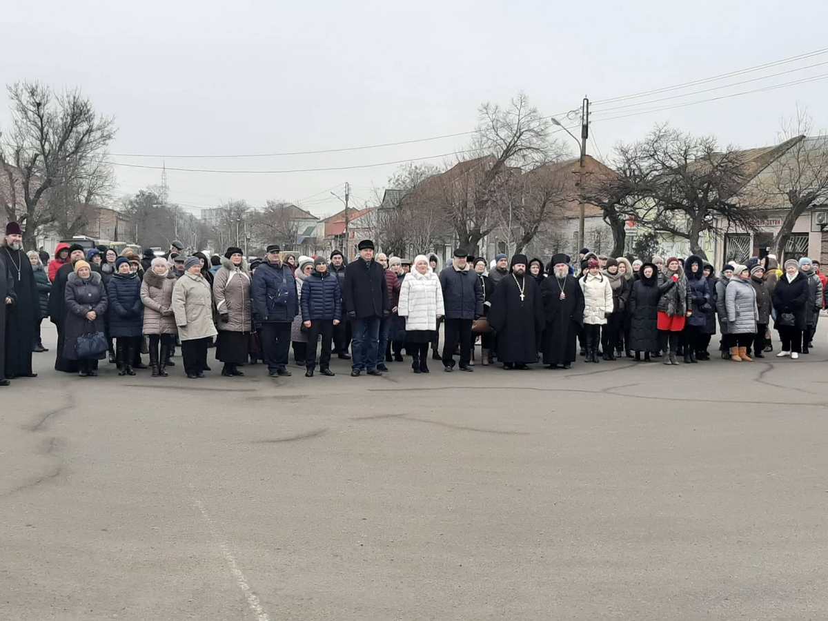 Собравшиеся возложили цветы к памятнику Богдану Хмельницкому
