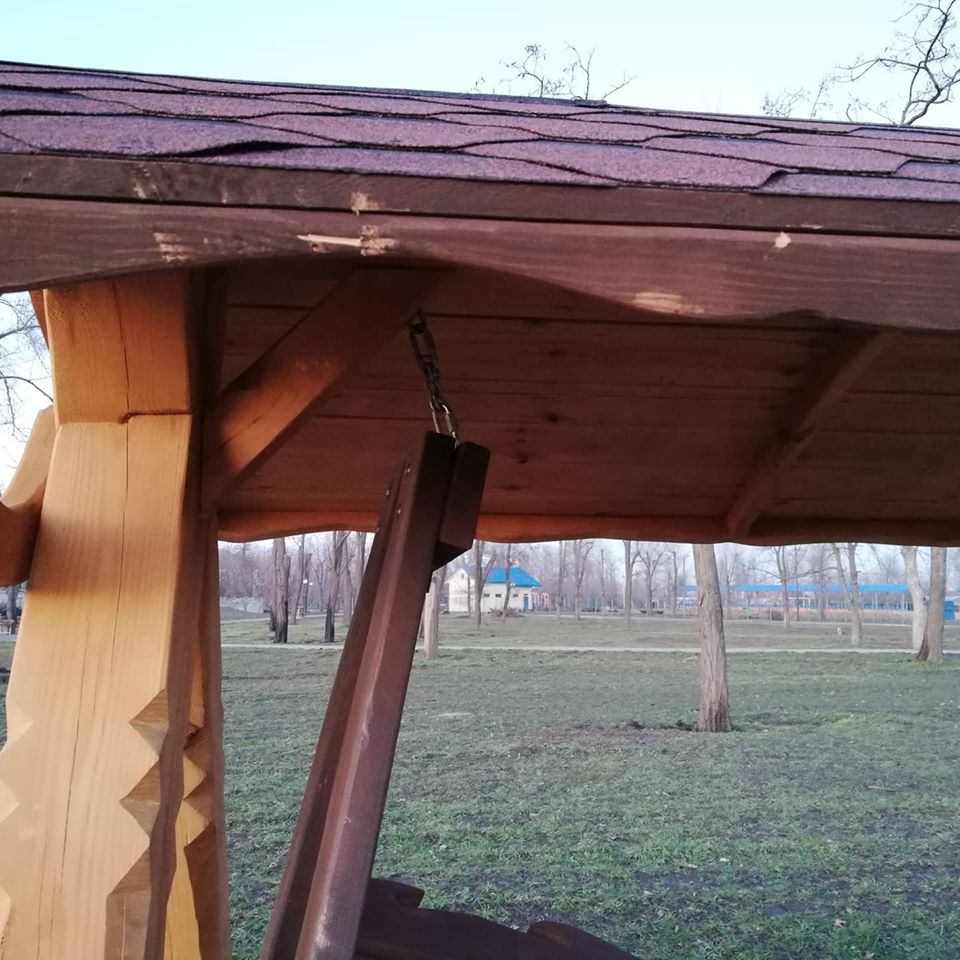 В селе Покровском неизвестные сломали деревянные качели в парке