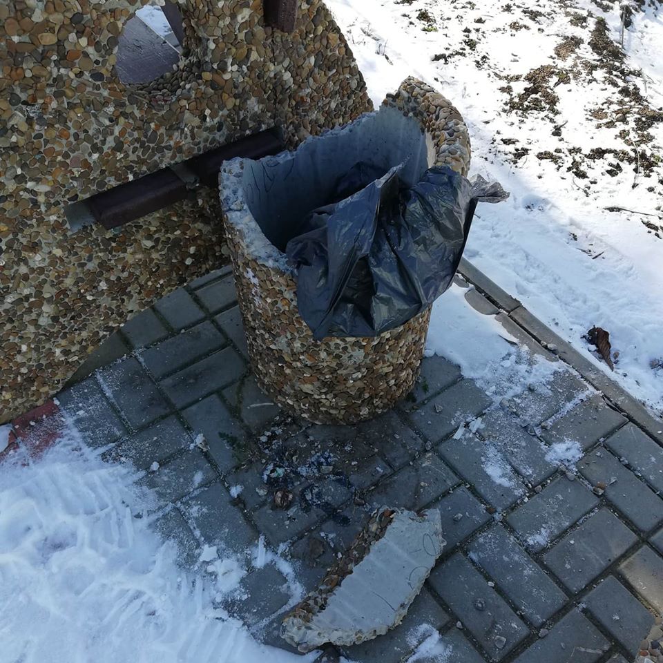 В селе Покровском неизвестные сломали деревянные качели в парке