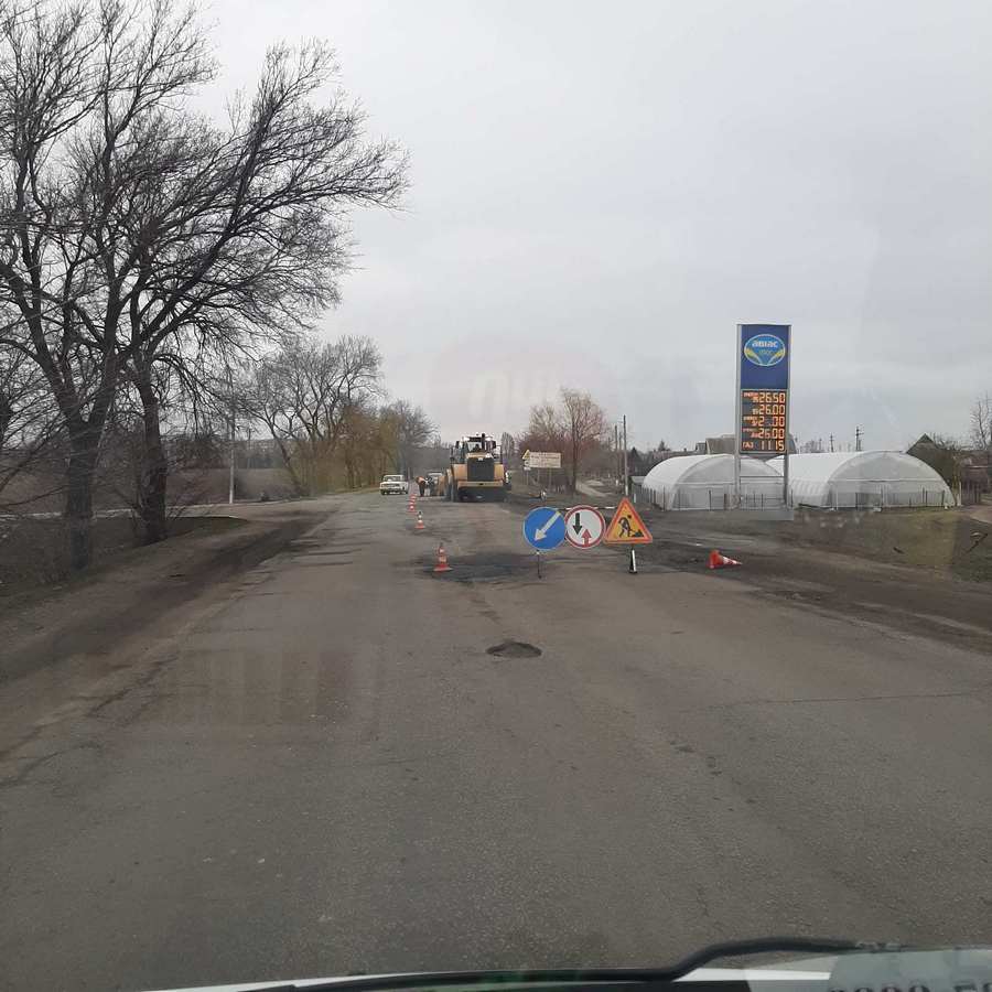 На дороге латают ямы возле села Приднепровское