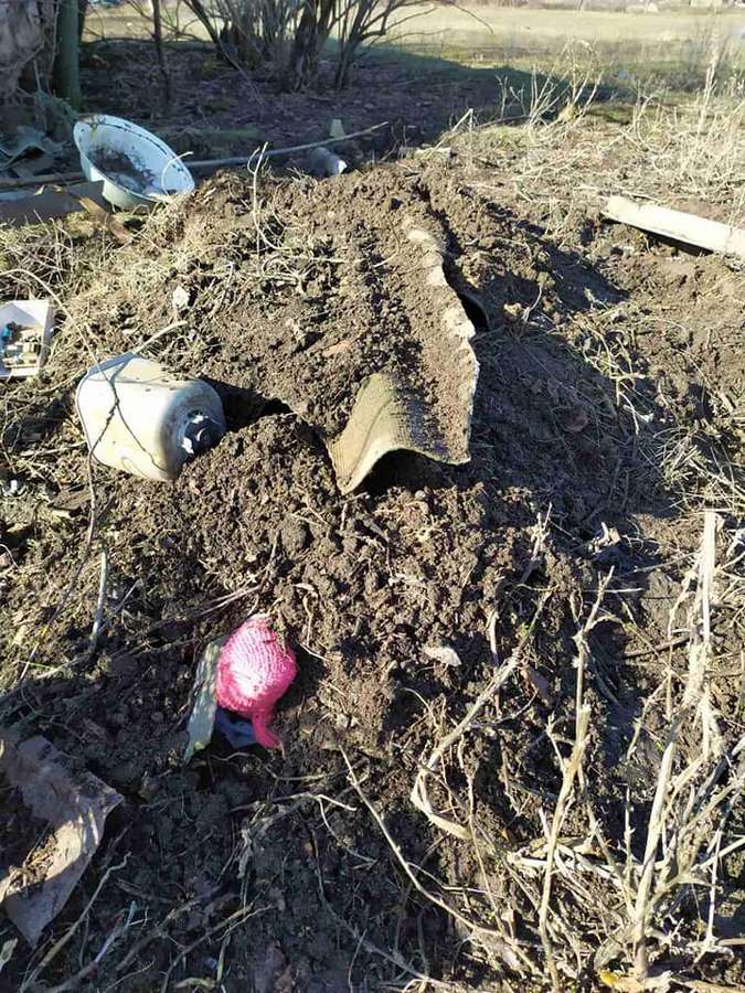 Подозреваемый вынес тело за дом, бросил в канаву и закопал мусором и шифером