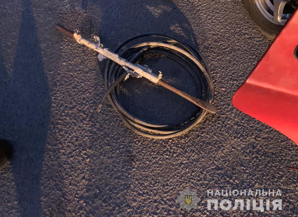 В Никополе полицейские задержали вора телефонного кабеля