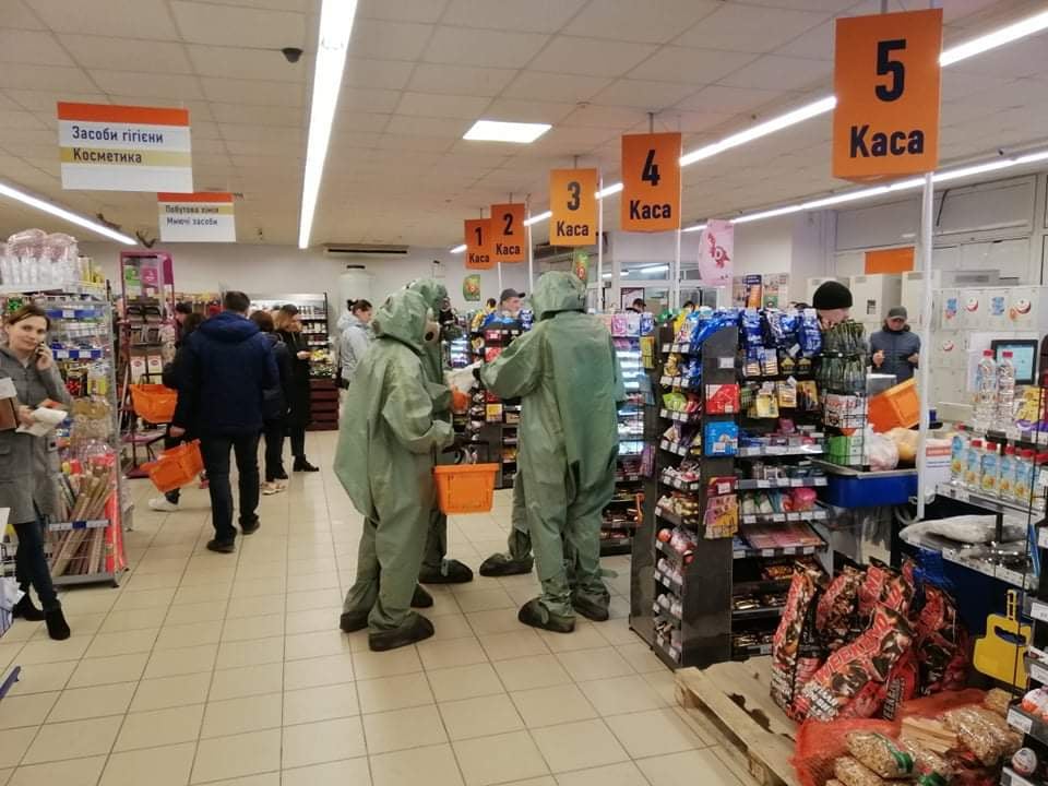 В супермаркете Энергодара заметили покупателей в защитных костюмах