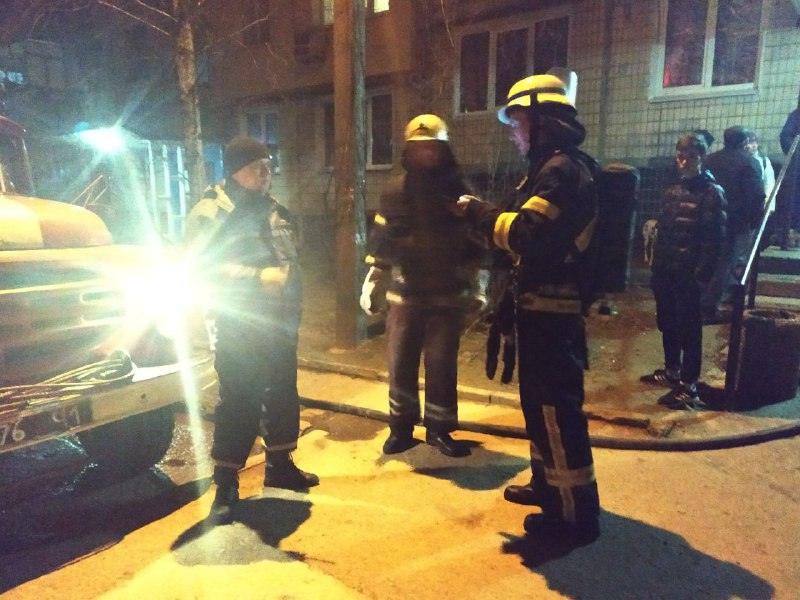 В Никополе во время пожара спасли двух мужчин 
