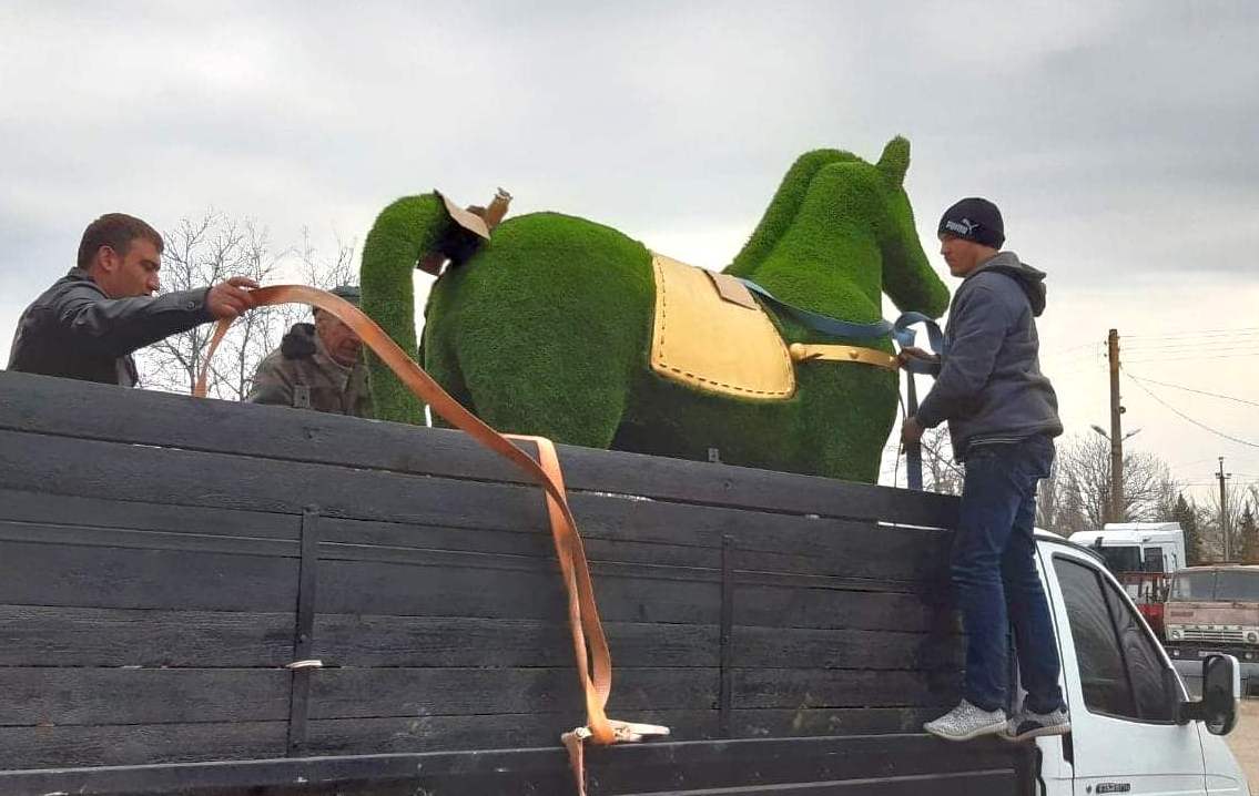 В парке Покрова установили композицию в виде зеленой кареты с лошадьми 