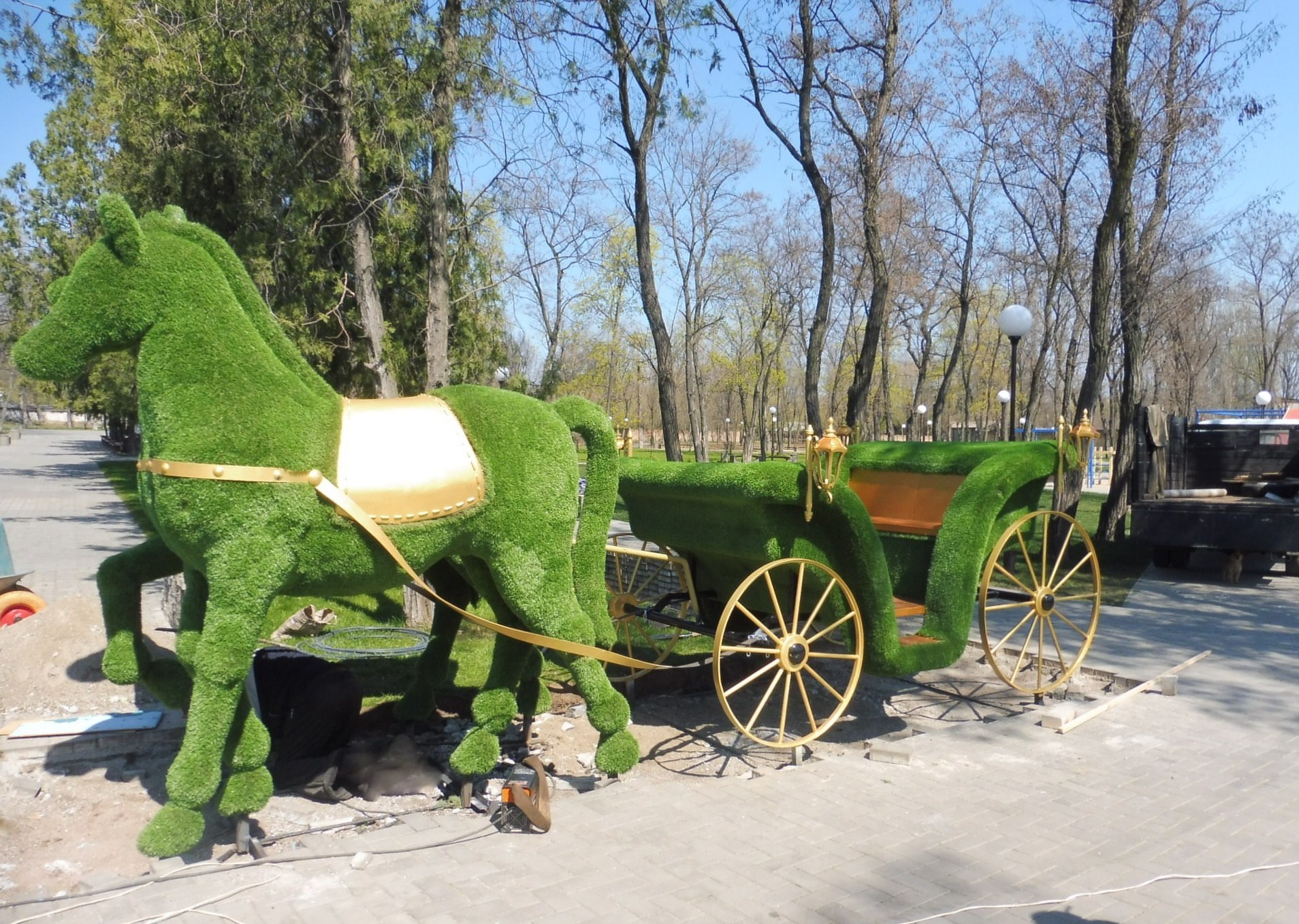 В парке Покрова установили композицию в виде зеленой кареты с лошадьми 